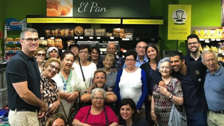 El taller de estimulación cognitiva cambia el aula por el supermercado.