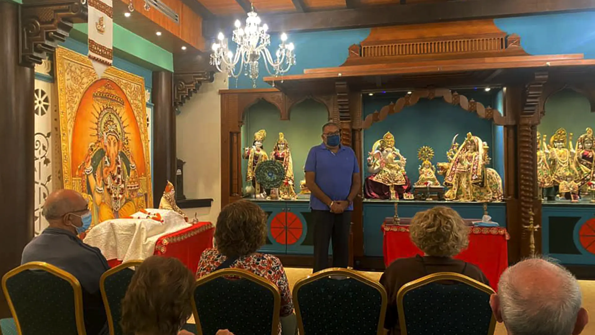 Lo usuarios del centro de la Fundación Gallardo visitan el templo hindú