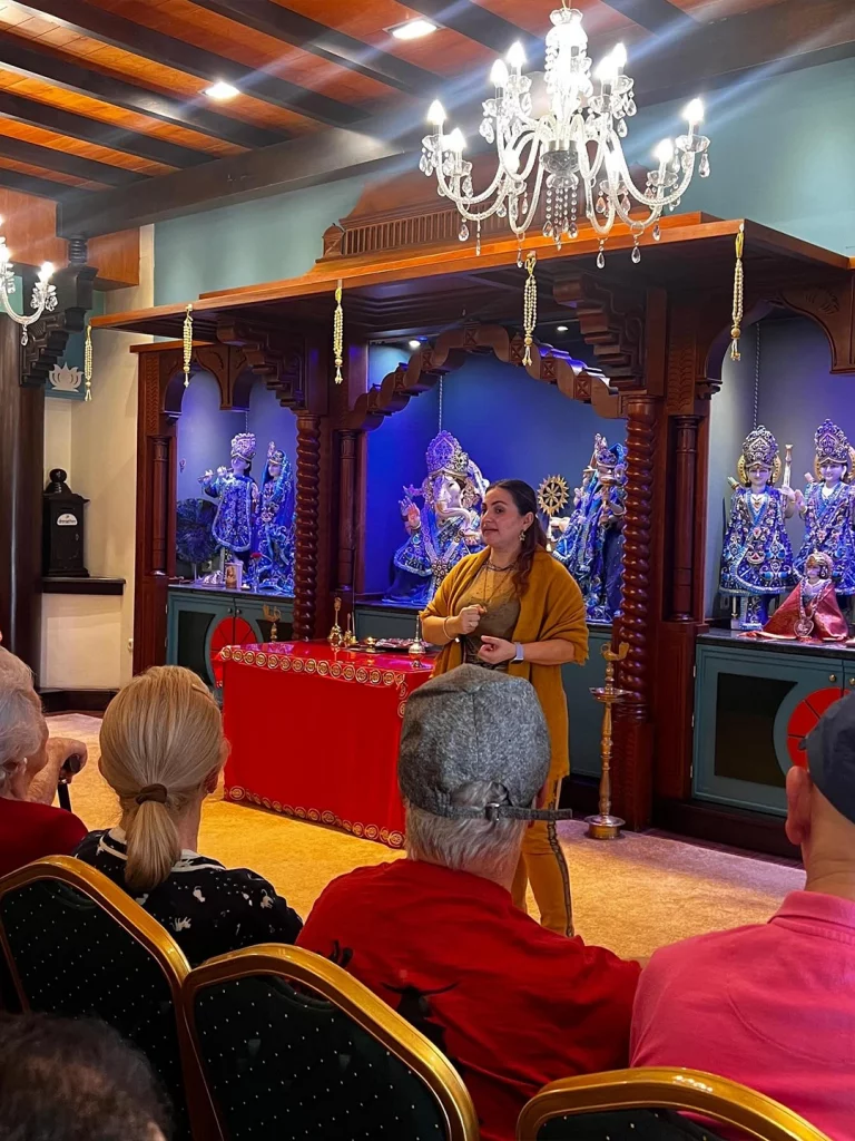 imagen de la visita de la fundación eduardo gallardo al templo hindú de ceuta 2025