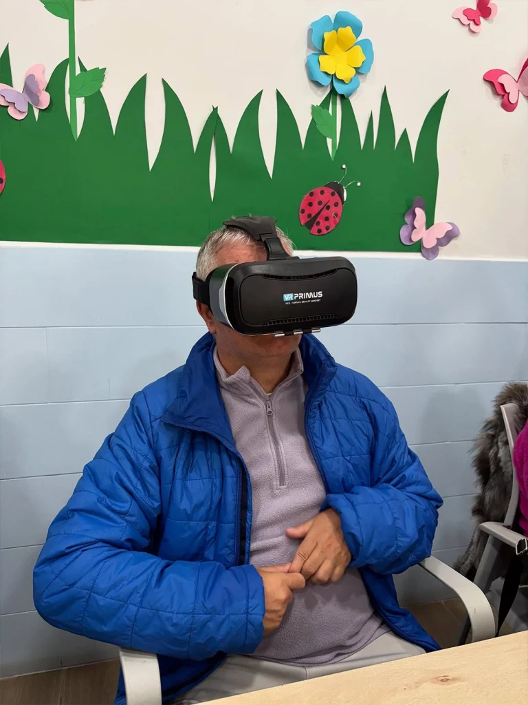 imagen de un usuario del centro con gafas de realidad virtual