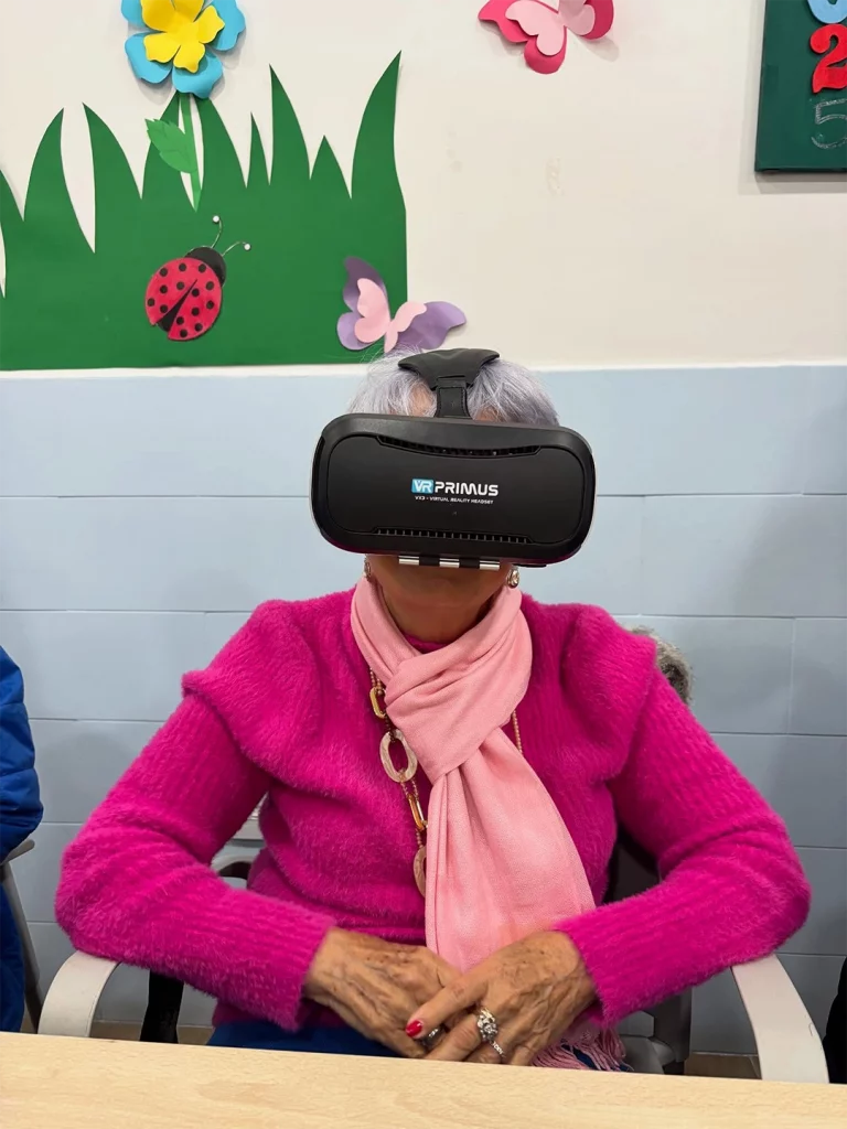imagen de un usuario del centro con gafas de realidad virtual
