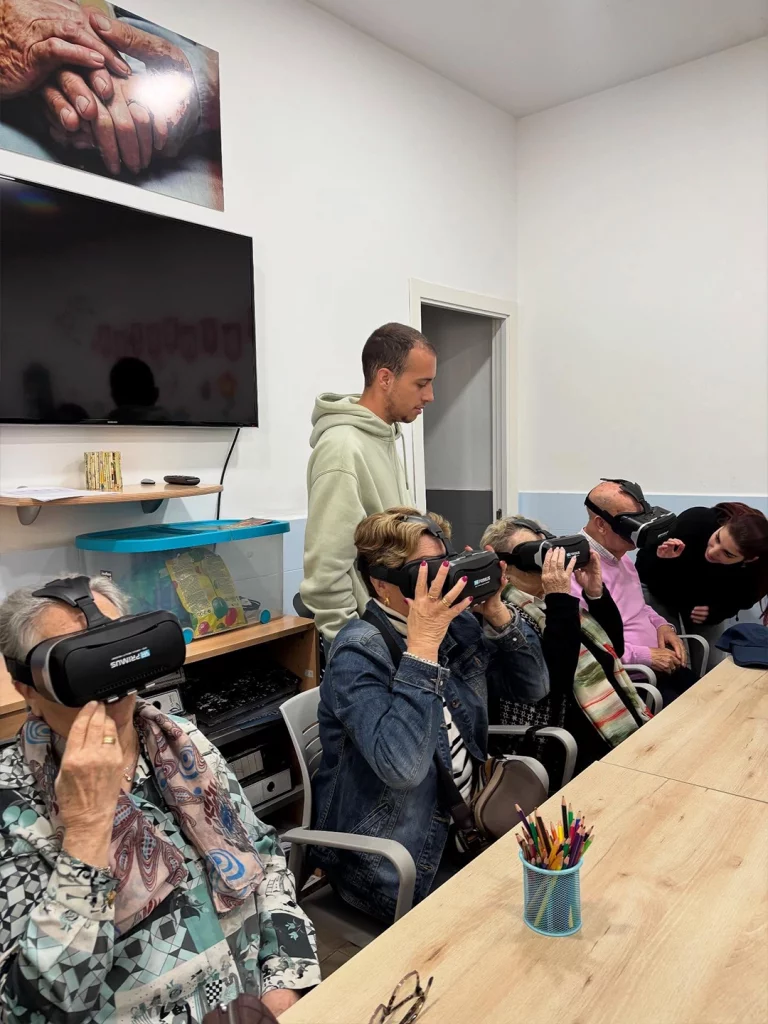 imagen de usuarios del centro con gafas de realidad virtual