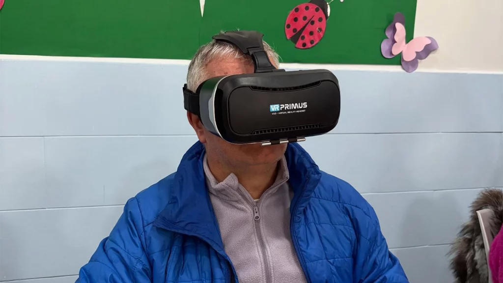 imagen de un usuario del centro con gafas de realidad virtual