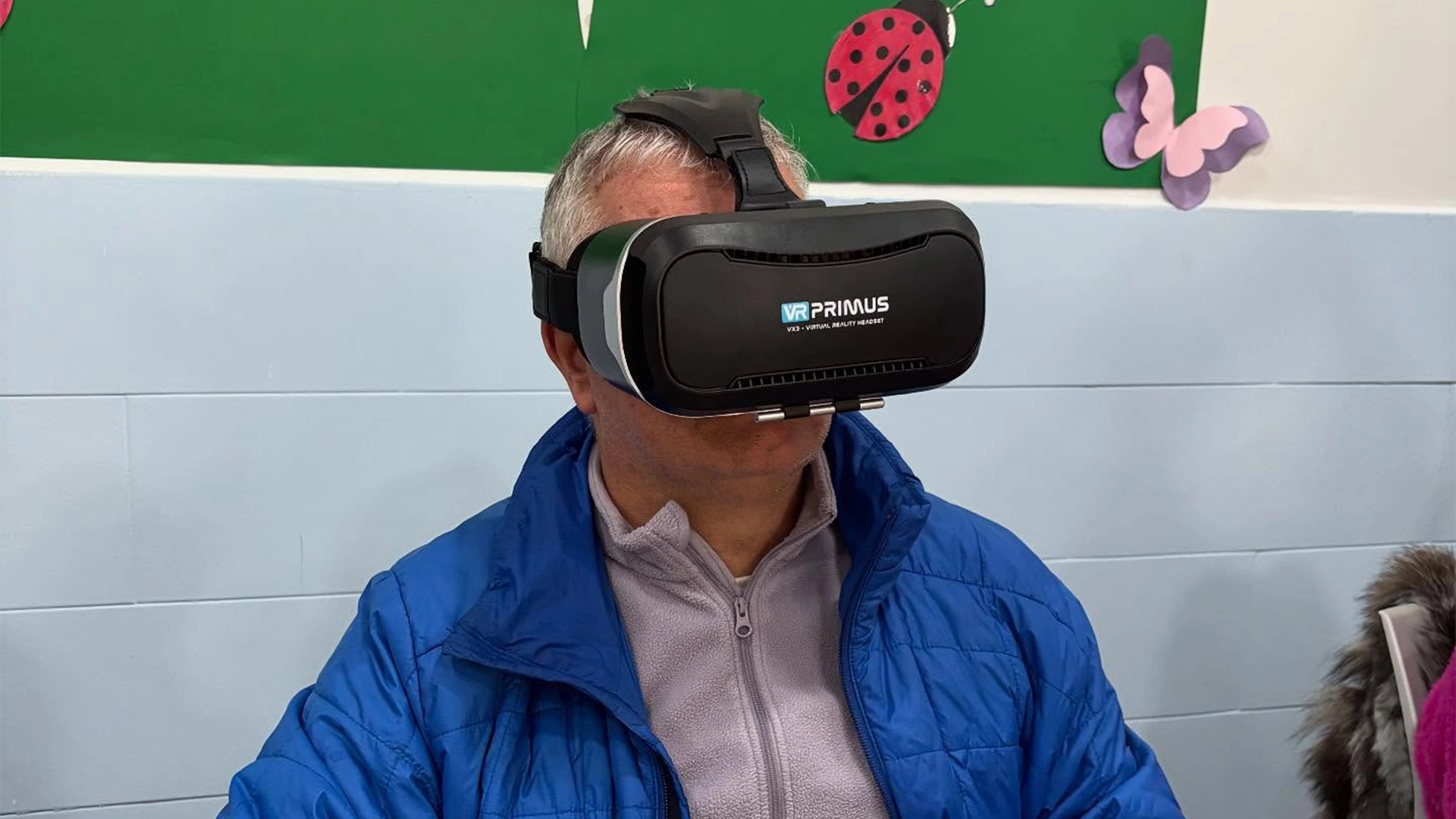 imagen de un usuario del centro con gafas de realidad virtual