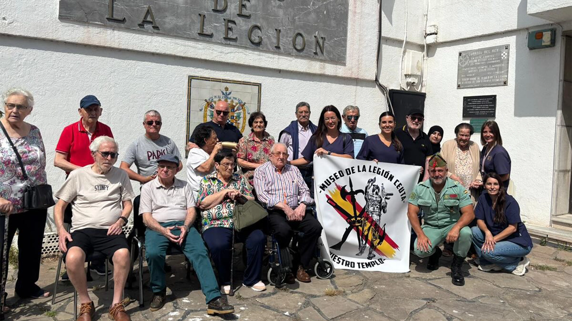imagen de la visita de la fundación eduardo gallardo al museo de la legión