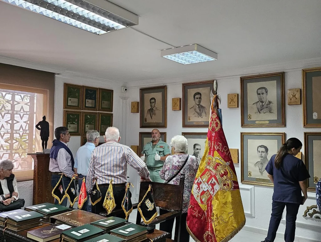 imagen de la visita de la fundación eduardo gallardo al museo de la legión