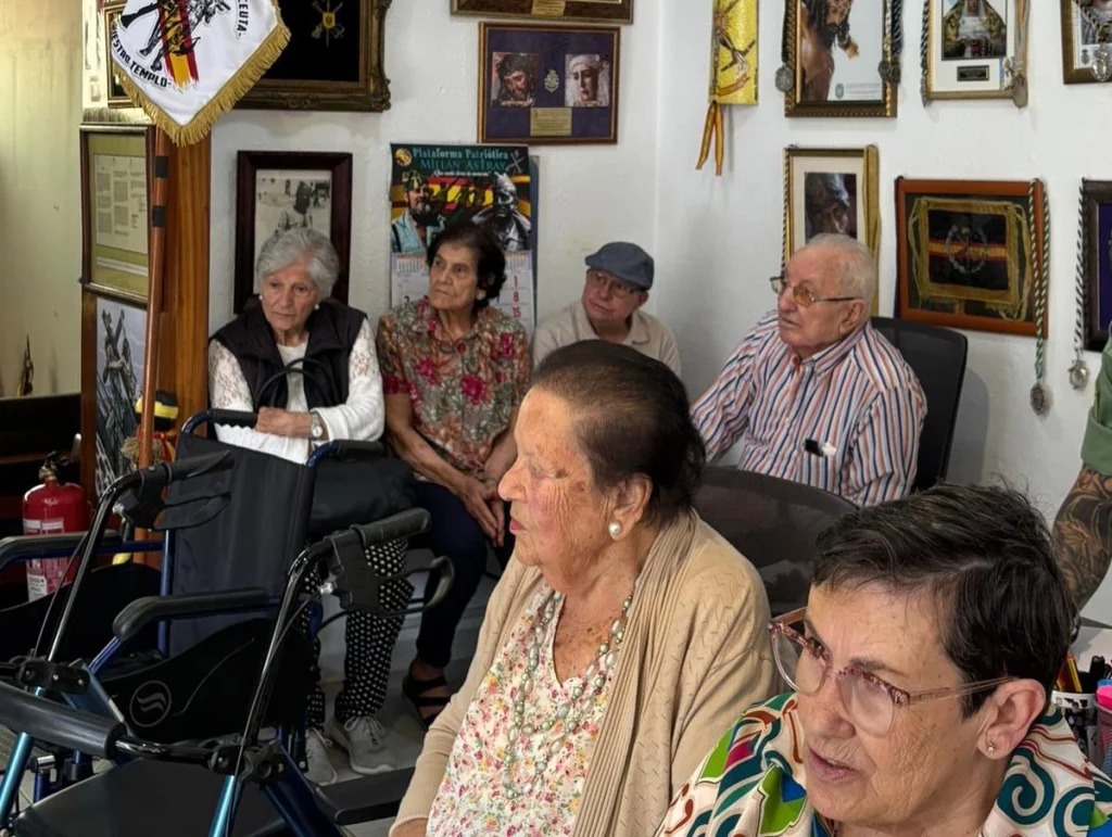 imagen de la visita de la fundación eduardo gallardo al museo de la legión