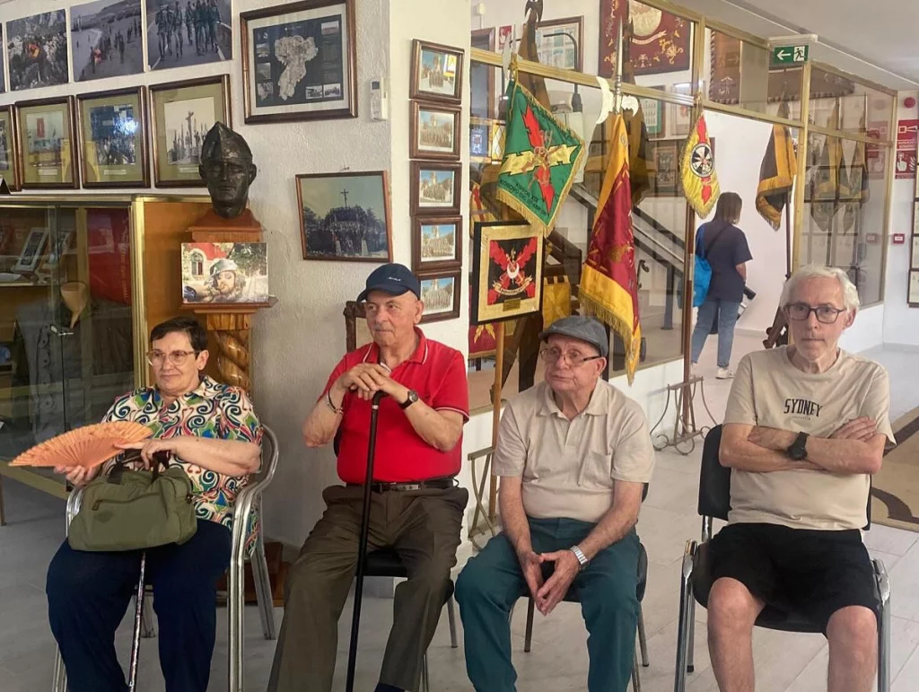 imagen de la visita de la fundación eduardo gallardo al museo de la legión