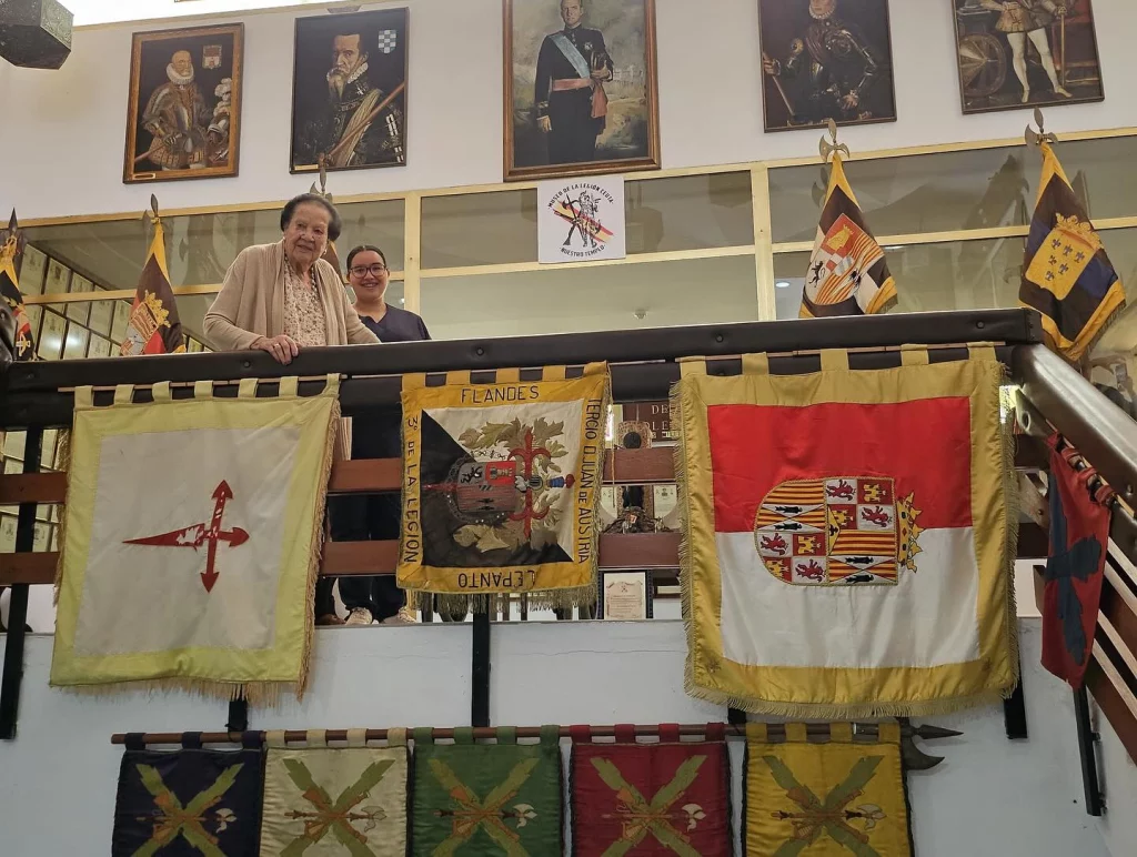 imagen de la visita de la fundación eduardo gallardo al museo de la legión