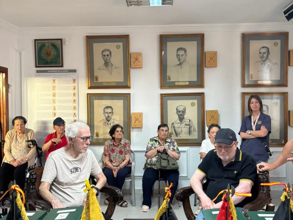 imagen de la visita de la fundación eduardo gallardo al museo de la legión