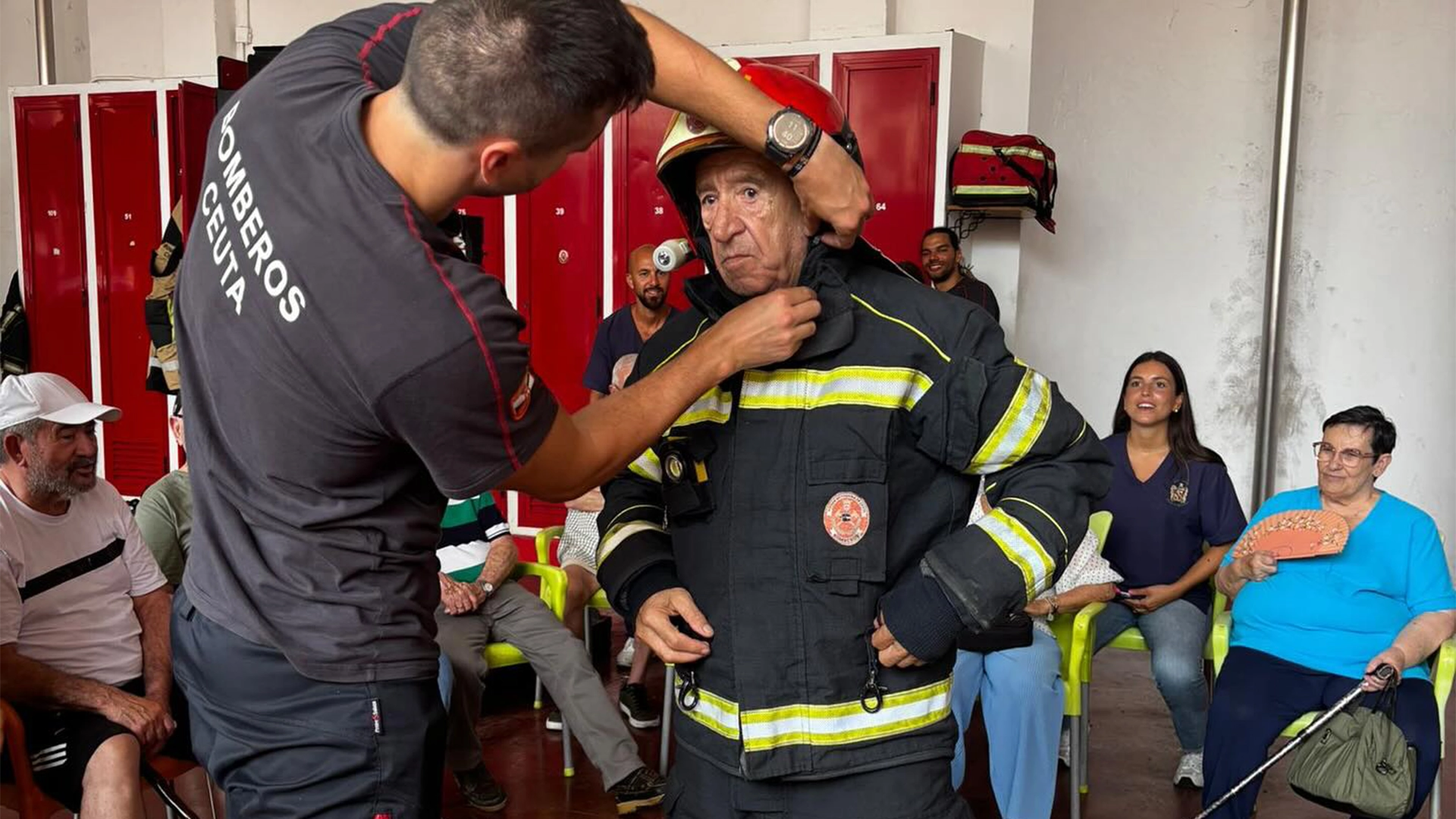 imagen de la visita de la fundación eduardo gallardo la parque de bomberos de ceuta