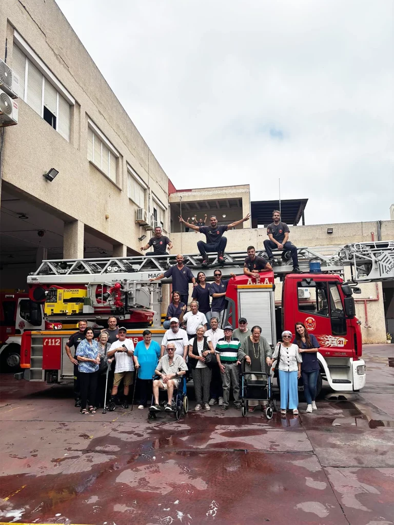 imagen de la visita de la fundación eduardo gallardo la parque de bomberos de ceuta