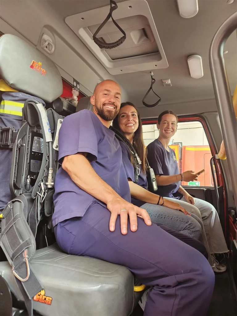imagen de la visita de la fundación eduardo gallardo la parque de bomberos de ceuta