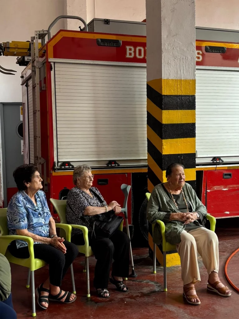 imagen de la visita de la fundación eduardo gallardo la parque de bomberos de ceuta