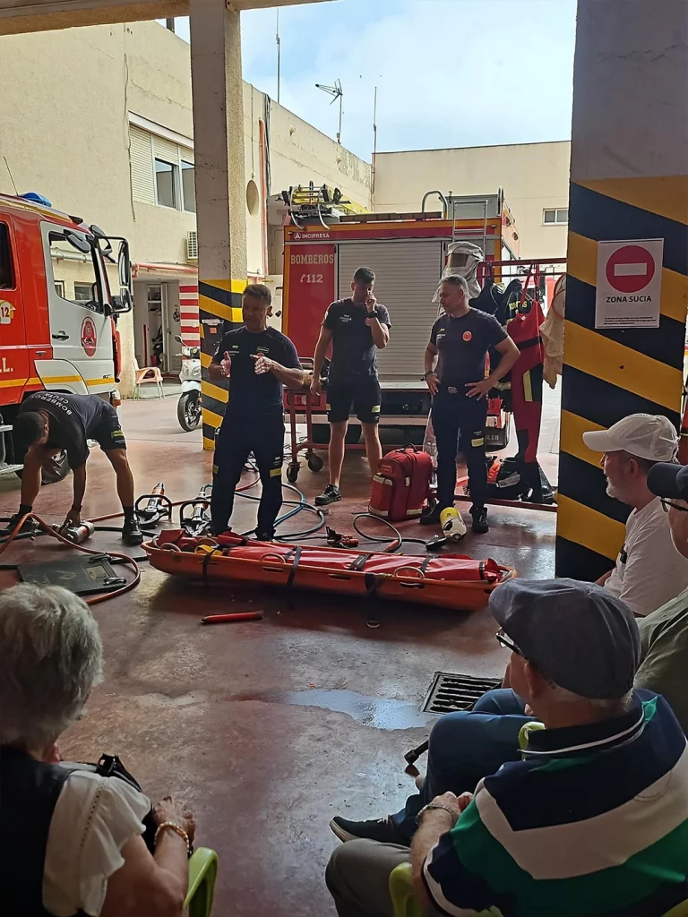 imagen de la visita de la fundación eduardo gallardo la parque de bomberos de ceuta