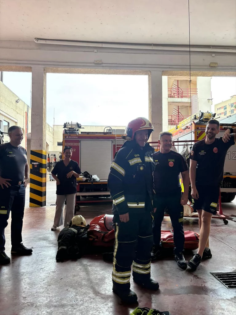 imagen de la visita de la fundación eduardo gallardo la parque de bomberos de ceuta