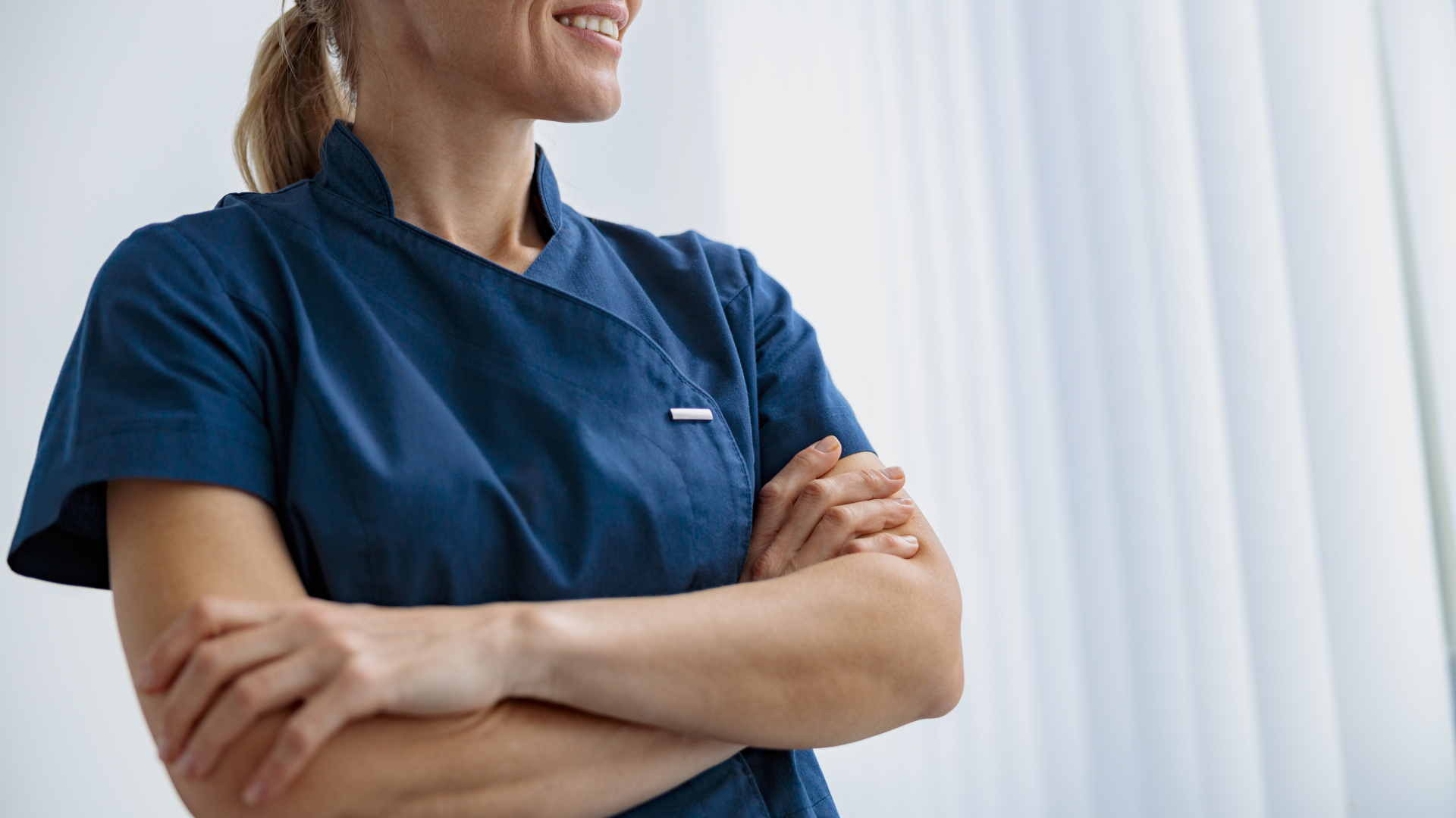 Imagen de una enfermera en un hospital con un ropa azul