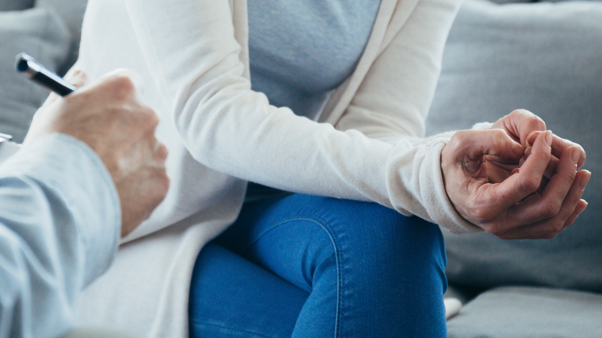 Imagen de psicólogo tomando notas a una mujer mayor con problemas de salud mental