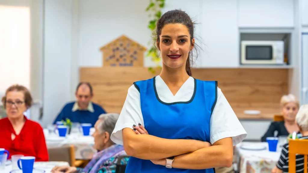 imagen de una chica trabajador social en un centro del mayor